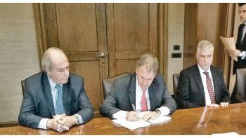 rúbrica. Schiaretti, en tierra española, durante la firma de la carta de intención de financiamiento con el Deutsche Bank.