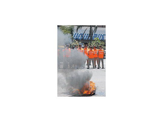 Piqueteros y ambientalistas de Gualeguaychú complicaronel tránsito el martes en la zona del Bajo porteño. Hoy ymañana se multiplicarán las protestas.