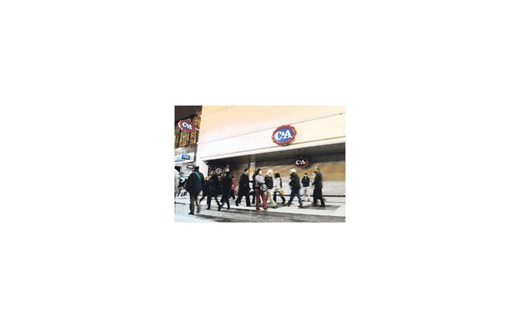 ámbito.com | El local en Florida que hasta ayer era de C&A. La cadena holandesa se fue por no poder importar, por vender poco y por presiones oficiales para que no despidiera gente.