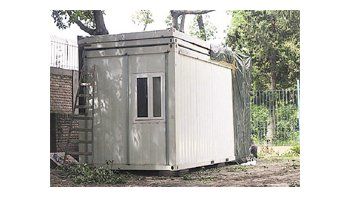 ámbito.com | Las aulas modulares del “Lengüitas” de Palermo residen hoy en el patio del colegio, pero se utilizan como depósito.