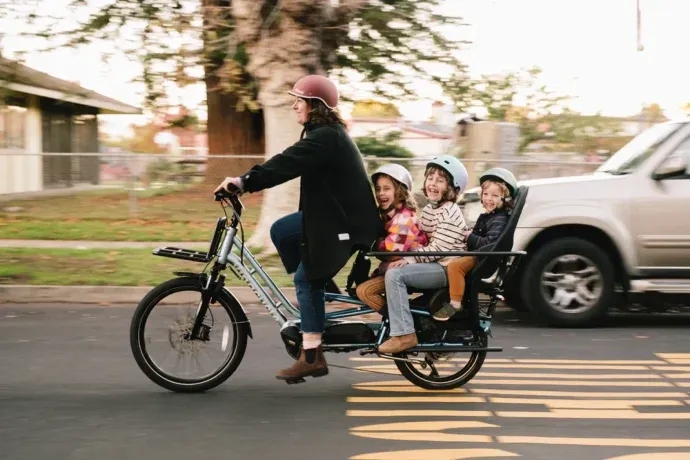 La bicicleta es ideal para que los padres puedan llevar a sus hijos en un medio de transporte ecol&oacute;gico y seguro.