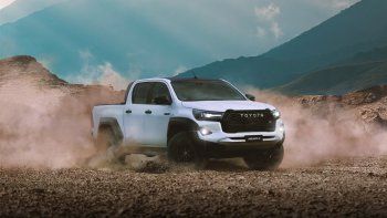 presentan la nueva toyota hilux: construida para caminos exigentes