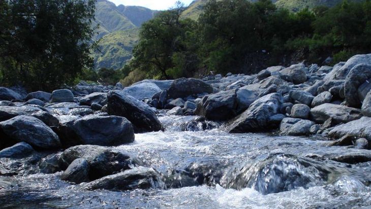 El entorno natural de este pintoresco pueblo invita a realizar caminatas, trekking y avistaje de aves.