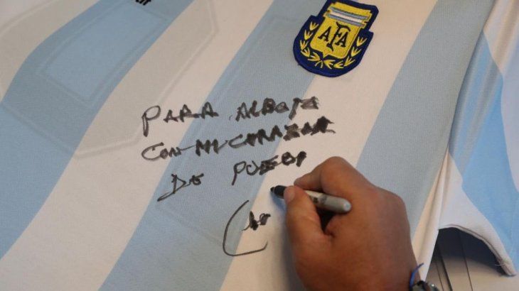 Según pudo saber Ámbito, algunos ministros llevaron pelotas y casacas deportivas para que el ex campeón del mundo autografíe.