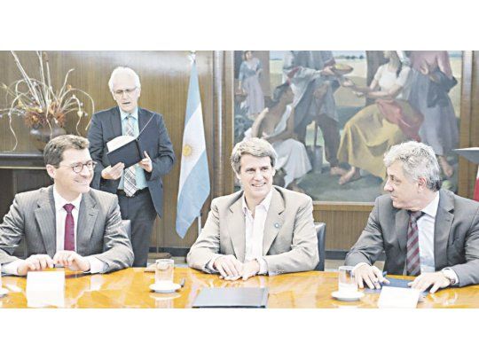 ACUERDO. El enviado de Suiza, el viceministro Jörg Gasser, se reunió ayer con el ministro Alfonso Prat Gay en Buenos Aires y prometió apoyo total de ese país al régimen de sinceramiento criollo
