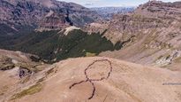 El Cerro Teta tiene casi 2.000 metros de altura, integra el cordón Chapelco, y fue bautizado con ese nombre por los pioneros de Chapelco, dado tiene la forma de un pecho femenino.