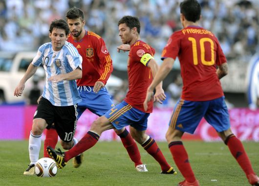 Lionel Messi domina la pelota y supera a tres jugadores españoles