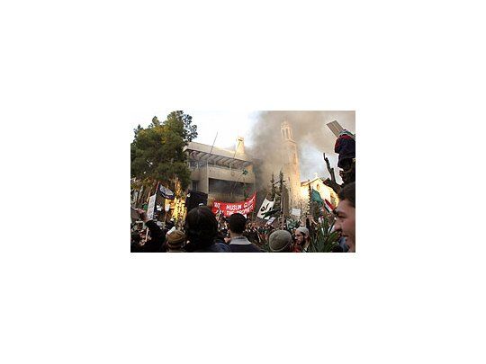 Manifestantes atentan contra el edificio de la sede diplomática danesa. También dañaron las embajadas de Chile y Suecia.