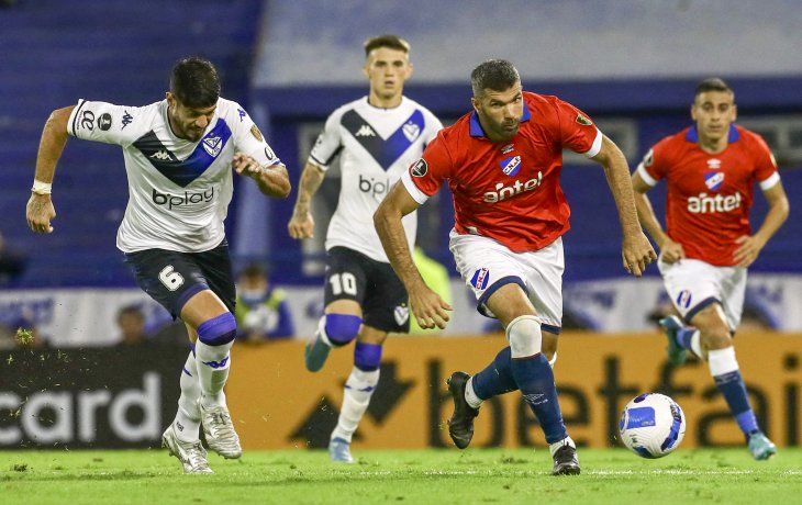 Ensaya el adiós. Vélez perdió con Nacional y empieza a despedirse de la Copa Libertadores.