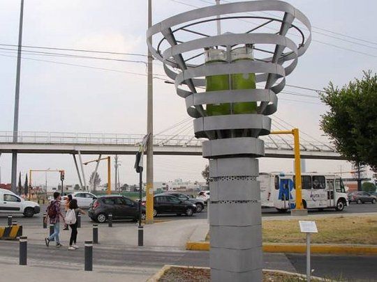 El primer árbol artificial fue instalado en la capital central del estado de Puebla.