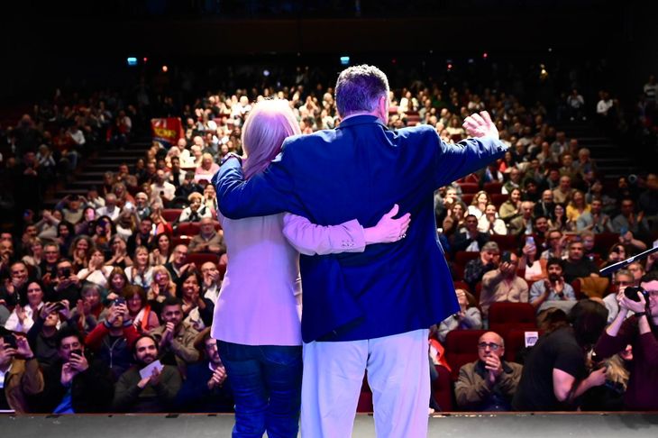 Yamandú Orsi y Carolina Cosse ante la Convención Nacional del Frente Amplio. Yamandú Orsi y Carolina Cosse ante la Convención Nacional del Frente Amplio.