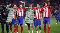 Alegría argentina. Nahuel Molina y Rodrigo De Paul festejan con sus compañeros la clasificación de Atlético de Madrid en la Champions League.&nbsp;