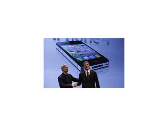 Lowell McAdam, a la izquierda, presidente y director operativo de Verizon, y Tim Cook, director operativo de Apple, anuncian que Verizon Wireless vendrá el iPhone de Apple a partir de febrero.