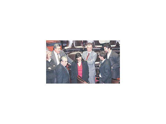 Horacio Pernasetti, Eduardo Camaño, Patricia Walsh, Eduardo García, Jorge Rivas y el sindicalista Claudio Lozano, ayer en el recinto durante la reunión donde el peronismo no pudo aprobar la autorización para el envío de tropas a Haití.