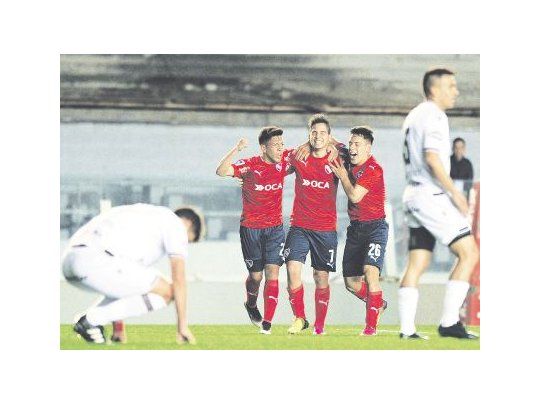 alegría. Martín Benítez se abraza con Ezequiel Barco y Gustavo Toledo para festejar el único gol del partido.