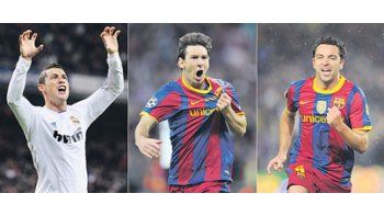 Los tres candidatos al Balón de Oro de FIFA: Cristiano Ronaldo, Messi y Xavi. El primero juega en el Real Madrid y los otros dos en el Barcelona.