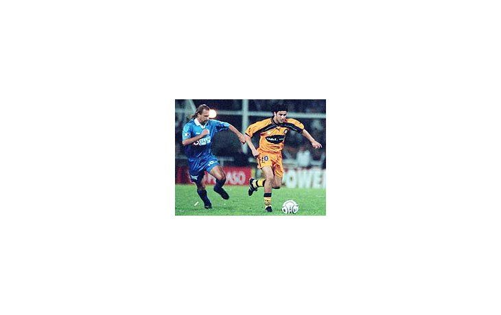 Ezequiel González intenta eludir un rival.