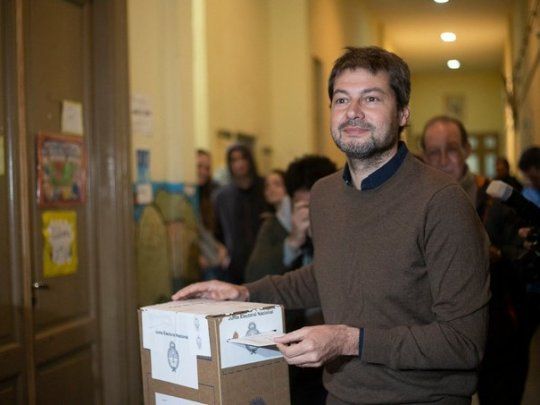 Matías Lammens votó en la mesa 6819 de la Escuela 6 Vicente Fidel López, ubicada en avenida Santa Fe 5039 en el barrio porteño de Palermo.
