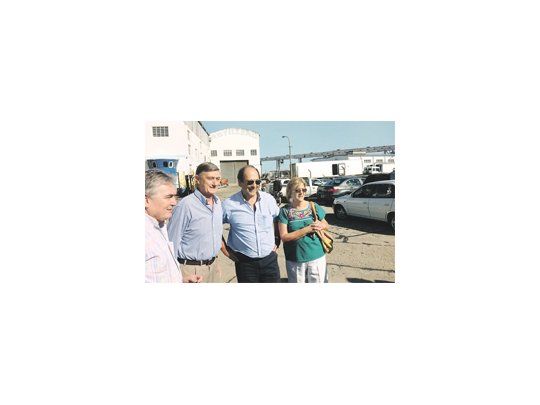 Hermes Binner, Ernesto Sanz, Jaime Linares y Alicia Ciciliani visitaron ayer un astillero en Mar del Plata. Alarma en el FAP por el vacío bonaerense de cara a 2015.