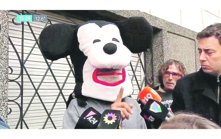 Burla. Los acusados por la familia de la mujer desaparecida se burlaron de las denuncias y declararon a los medios con máscaras de Mickey.