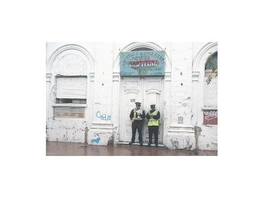 La Policía Metropolitana reforzó la custodia en la puerta del ex Padelai, sobre la calle Balcarce, para evitar que más personas se instalen en la propiedad.