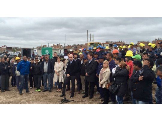 Por último, consultado sobre los plazos de entrega de las viviendas, el jefe de Gobierno indicó que las primeras 520 estarán listas para fines de 2017, en tanto se prevé que el plan total se complete en 2019.