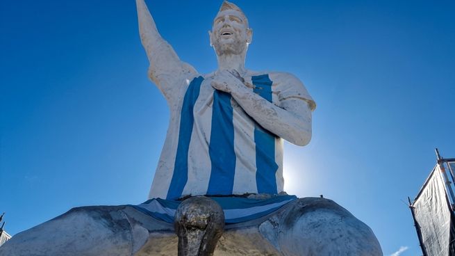 La estatua de Lionel Messi fue presentada como un homenaje al capitán argentino y a su impacto dentro y fuera del fútbol.