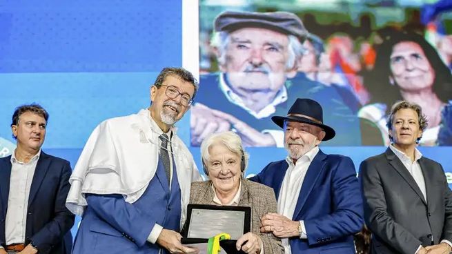 El presidente brasileño Lula da Silva y Lucía Topolansky encabezaron el homenaje a José Mujica.