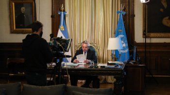 Grabado. Alberto Fernández, en su despacho durante la grabación del mensaje que emitió Naciones Unidas.&nbsp;