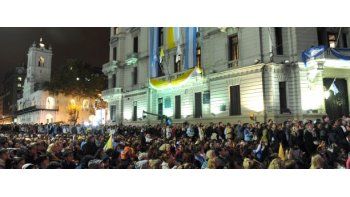 ámbito.com | El llamado de Francisco puso aún más emoción a la previa en una noche histórica para los que profesan la fe católica.