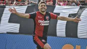 Goleador. García abrió el marcador en el gran triunfo de Newells ante Boca que dejó la Liga Profesional al rojo vivo.
