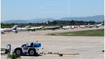 Fila de aviones en el Aeropuerto Horacio Guzmán de Jujuy.