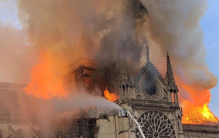 Devastador incendio arrasó parte de la histórica Catedral de Notre Dame en París