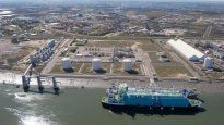 El acuerdo de YPF con Petronas prevé comenzar a exportar GNL a partir de 2027, con un buque metanero.