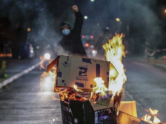 Un cacerolazo convocado por redes sociales termin&oacute; con saqueos y barricadas en Chile.