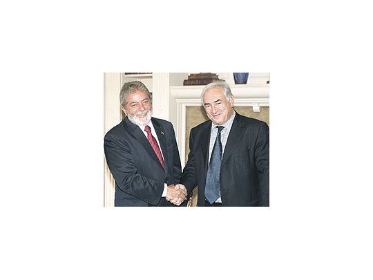 El titular delFMI,DominiqueStrauss-Kahn,aprovechóla estadíaen laArgentinaparareunirse conLula daSilva, en laembajadabrasileña enBuenosAires.