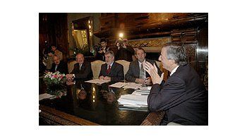 El Presidente junto a gobernadores de provincias petroleras.