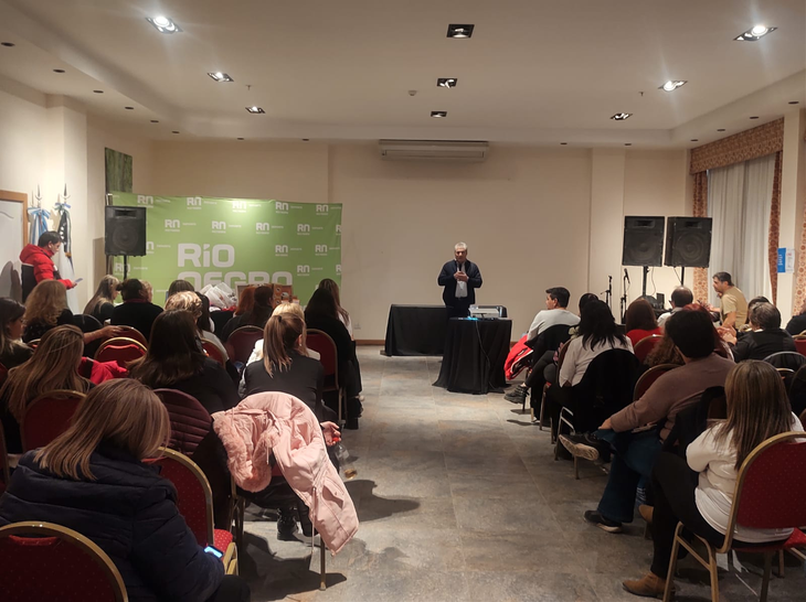 Alejandro Poli, del sindicato de remiseros, antes un centenar de participantes del congreso nacional de conductoras. Alejandro Poli, del sindicato de remiseros, antes un centenar de participantes del congreso nacional de conductoras. 