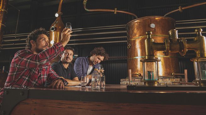 Los hermanos Williams en su destilería The Williams Casanegra en Mendoza. De izquierda a derecha: Gabriel, Gastón (el hermano que vive en Chile) y Cristian.