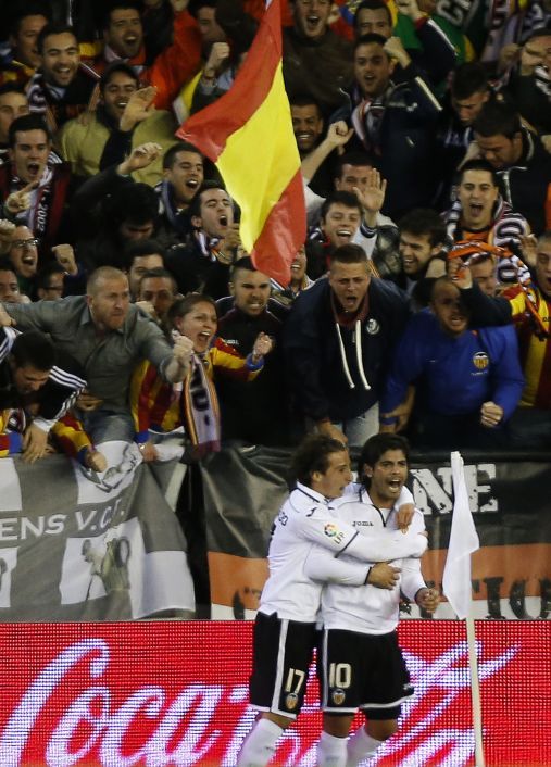 Banega y Piatti festejan el gol de Valencia.