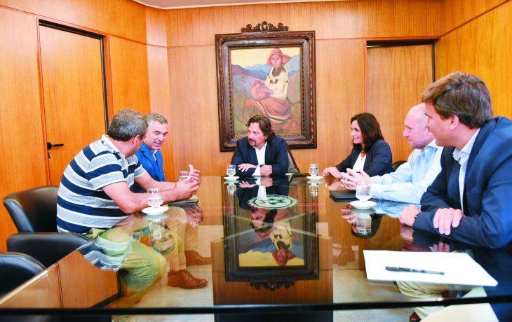 Gestión. El gobernador Gustavo Sáenz se reunió ayer con la ministra de Salud, Josefina Medrano, y los nuevos gerentes de hospitales de Salta capital, para analizar los lineamientos de trabajo.