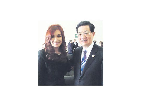 Cristina de Kirchner y el presidente chino Xi Jinping se reunirán el 3 y el 4 de febrero en ese país. La Presidente cumple con el viaje postergado desde que lo reclamó el chino en julio pasado. Queda por resolver si se convoca a Diputados a convertir en ley los acuerdos ya firmados.