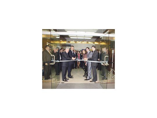 El presidente del BNA, Juan Carlos Fábrega, encabezó el corte de cintas con el que se inauguró la sede de la entidad en microcentro.