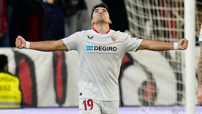 Acuña dio la asistencia para el primer gol de Sevilla y luego anotó el segundo.