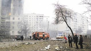 HUIDA. Refugiados ucranianos fueron fotografiados en la frontera de Eslovaquia. Un complejo residencial de la ciudad de Chernígov, en el norte del país, fue destruido por un bombardeo ruso.