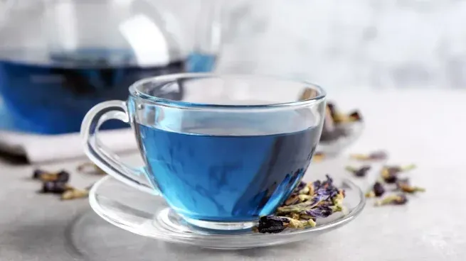 Originario de China, el té azul lleva este particular color debido al proceso de fermentación y oxidación al que se debe exponer para obtenerlo.&nbsp;