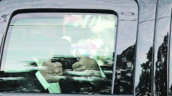 SALIDA SORPRESIVA. Donald Trump salió ayer a la tarde del sanatorio Walter Reed de Bethesda, según dijo en un video, como “una sorpresa para agradecer” a sus simpatizantes, que calificó de “patriotas”. En medio de una impactante caravana, buscó despejar dudas sobre sus chances de superar el covid-19 a menos de un mes de las elecciones, pero puso innecesariamente en peligro de contagio a varios funcionarios y a los miembros de su escolta. Su médico, Sean Conley, había señalado horas antes que su mejoría abría la posibilidad de que fuera dado de alta hoy. Había confusión sobre su destino al cierre de esta edición.
