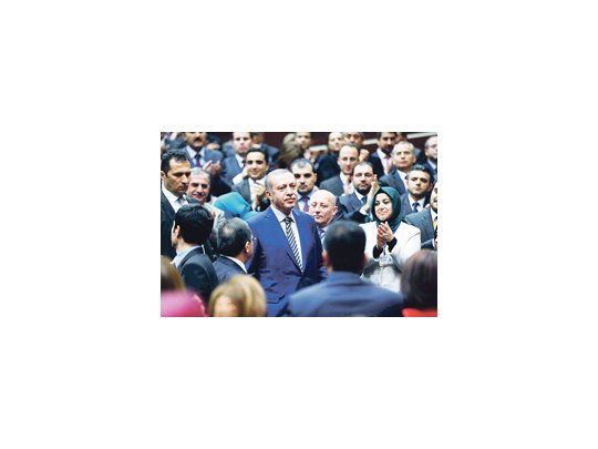 El primer ministro turco, el islamista moderado Recep Tayyip Erdogan, resiste, al menos por ahora, tras el estallido de un megaescándalo de corrupción que provocó la renuncia de tres de sus principales ministros.