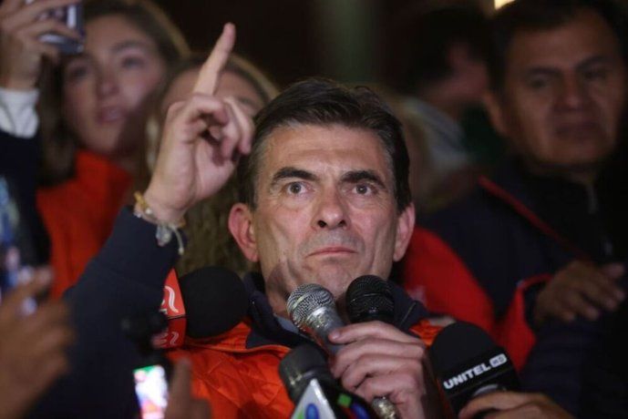 El dirigente de centro-derecha dio la sorpresa y ahora buscará consolidarse en el balotaje.