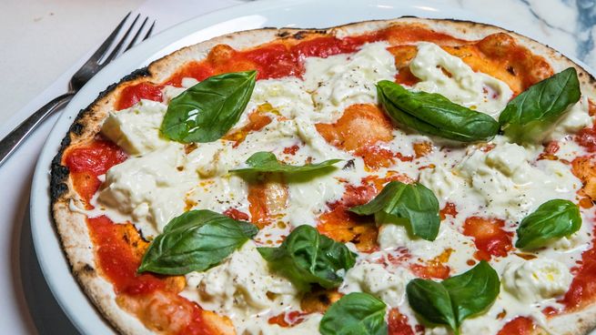 Cosi Mi Piace se destaca como una opción para degustar pizzas crocantes y pastas caseras.